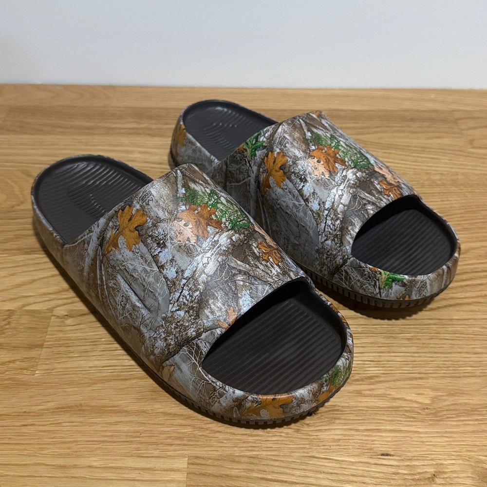 Brand new men’s Nike Calm size 9